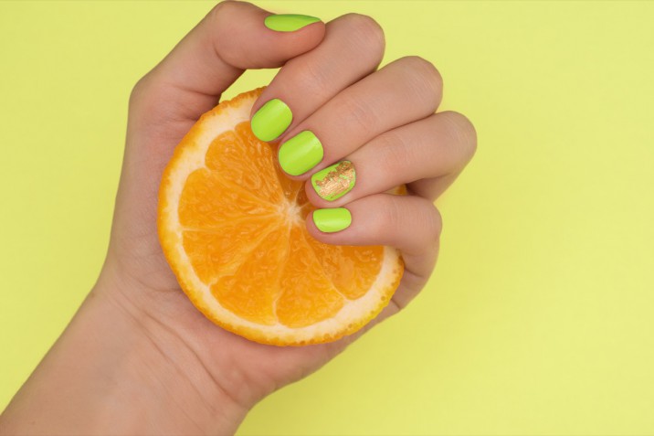 Nail art fluo: 7 idee colorate per le unghie