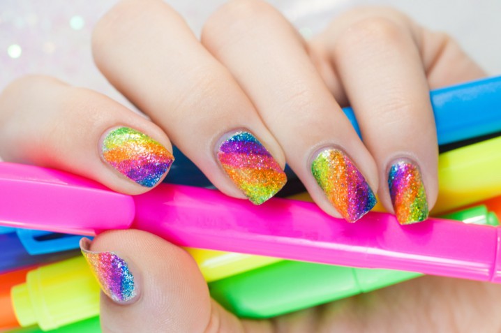 Nail art fluo: 7 idee colorate per le unghie