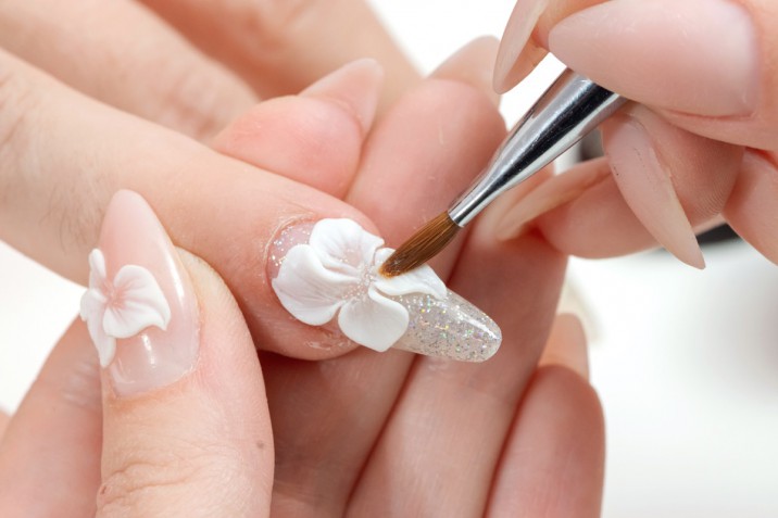 Nail art con il bianco: tante idee in sfumature latte, gesso e perlato