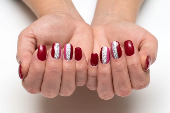 Le 10 nail art in rosso e argento più belle per la stagione fredda