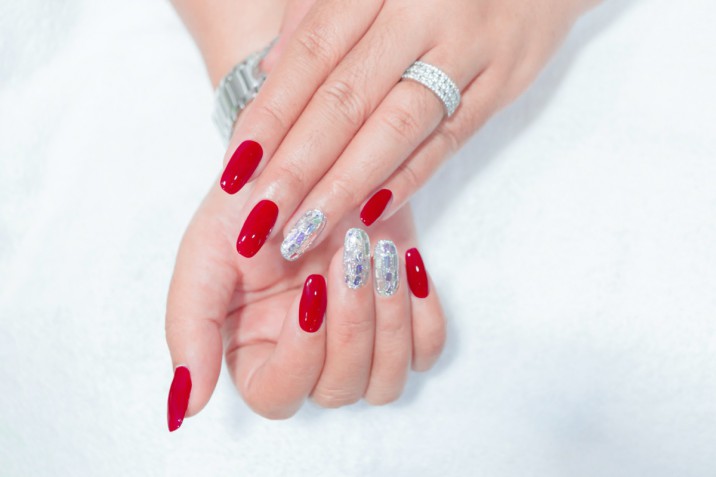 Le 10 nail art in rosso e argento più belle per la stagione fredda