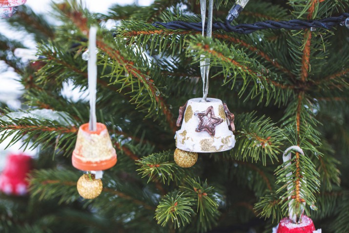 Decorazioni natalizie con materiali di riciclo: 7 idee ecologiche per gli addobbi