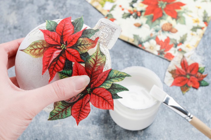 Palline di polistirolo: il tutorial per decorarle con il decoupage con i tovaglioli natalizi