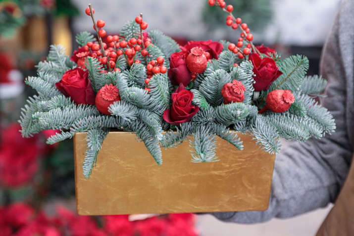 Composizioni floreali natalizie: come farle e 7 foto a cui ispirarsi