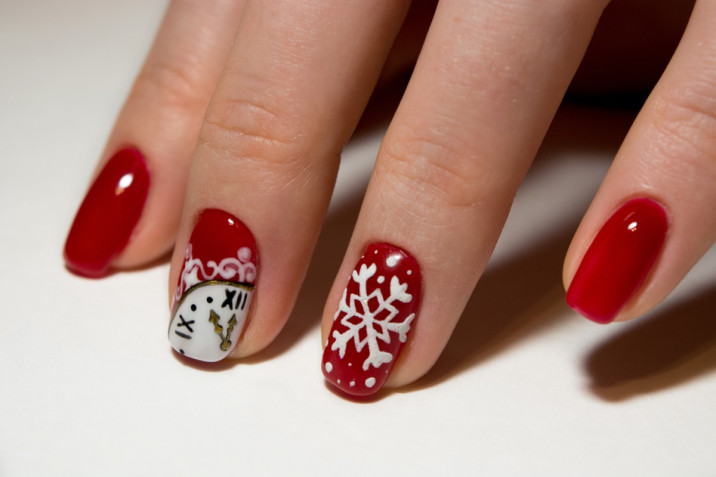 Fiocchi di neve nail art: 7 decorazioni unghie a tema invernale