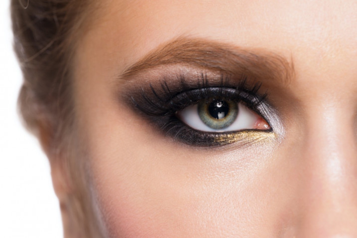 Trucco occhi in nero e oro o argento: 7 idee per un make-up da sera