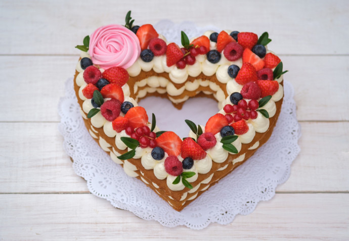Torte per San Valentino decorate con panna: 7 idee per le decorazioni