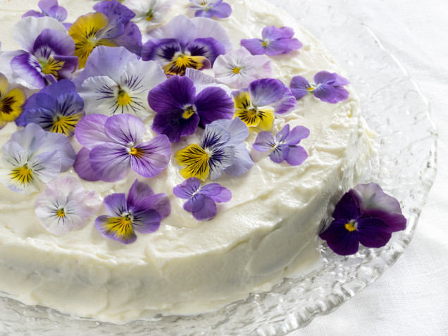 Torte decorate con panna e fiori: 7 idee per le decorazioni