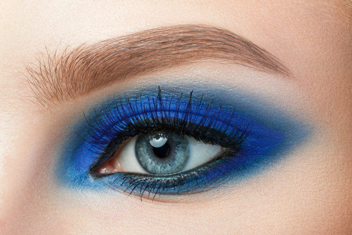 Trucco occhi in blu elettrico: 7 make-up da provare