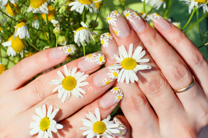 Nail art semplici con i fiori: 7 decorazioni da provare