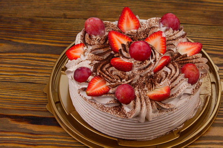 Decorazioni torte con fragole e cioccolato: 11 idee che fanno venire l’acquolina