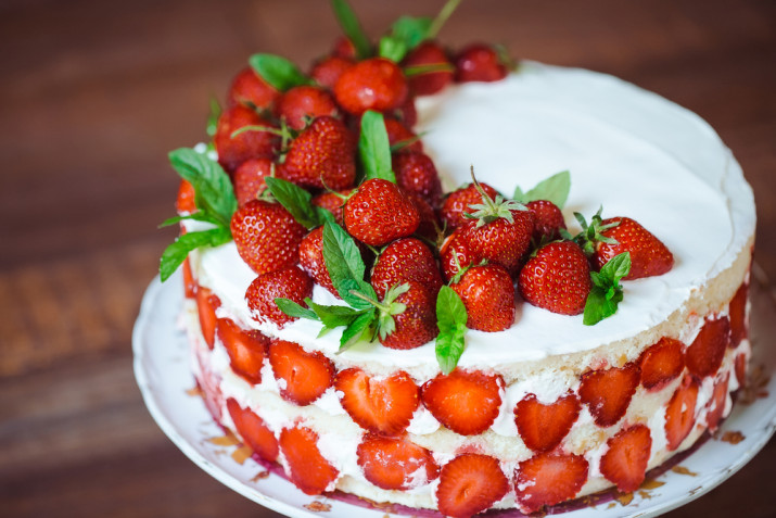 Torte decorate con panna e fragole: 7 idee per le decorazioni