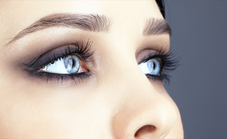 Trucco occhi azzurri: 7 idee per uno smokey eyes