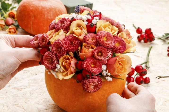 Come decorare una zucca con i fiori: il tutorial facile