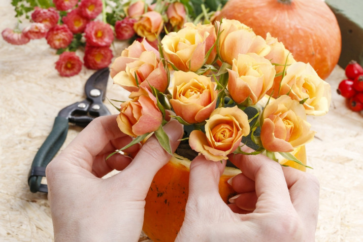 Come decorare una zucca con i fiori: il tutorial facile