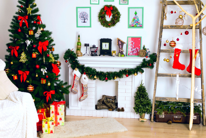 Come decorare il camino per Natale: 11 foto che ispirano