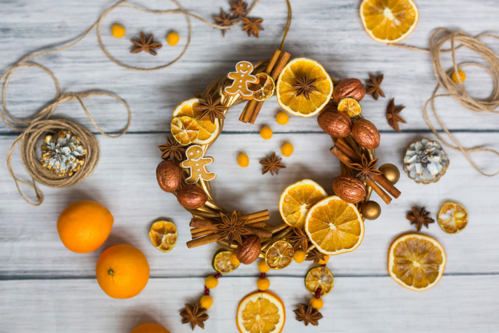 Ghirlanda natalizia fai da te con arance e spezie: come farla e 8 idee
