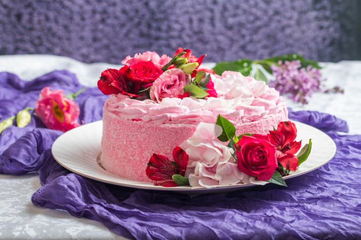 Torte decorate con fiori freschi: 11 idee per le decorazioni
