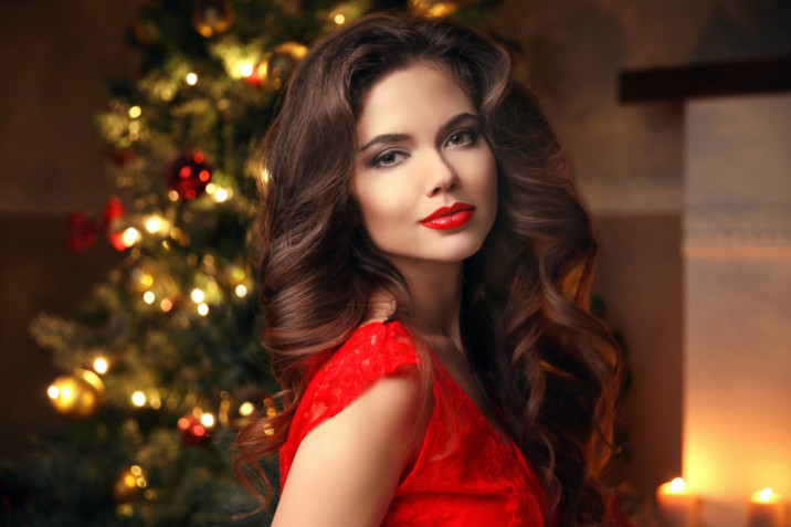 Acconciature glam per le feste di Natale 2020: 5 hairstyle da fare a casa
