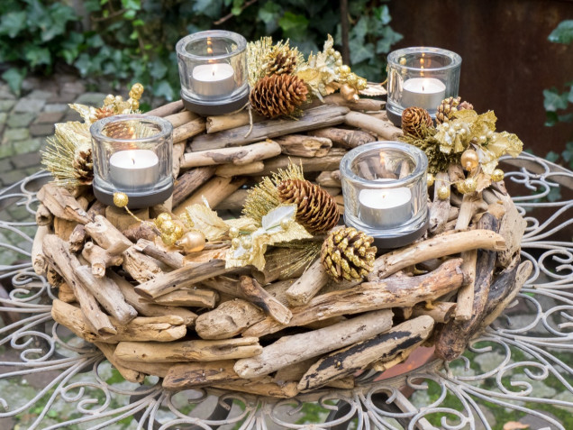 Centrotavola di Natale con corteccia, pigne e candele: 5 idee per ispirarsi