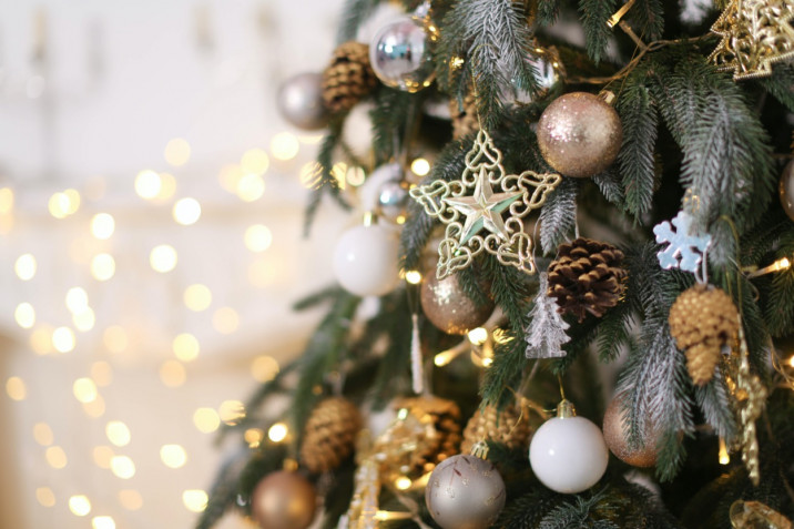 Albero di Natale decorato in bianco e oro: 5 idee da rivista da copiare