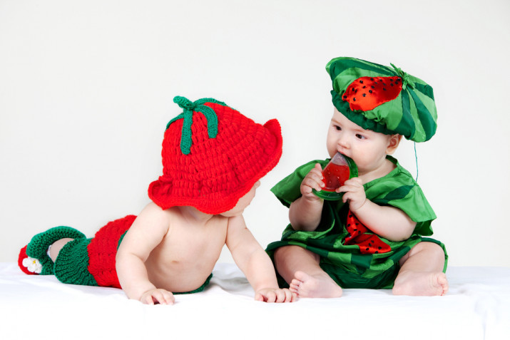 Vestiti di Carnevale per neonati gemelli fai da te: 5 idee facili