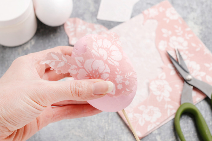 Come decorare le uova di polistirolo: il tutorial con il decoupage