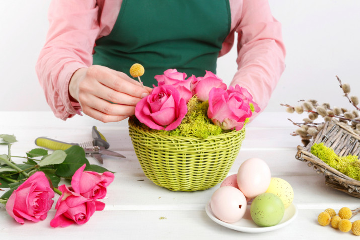 Centrotavola di Pasqua fai da te con fiori freschi: come farlo con la spugna