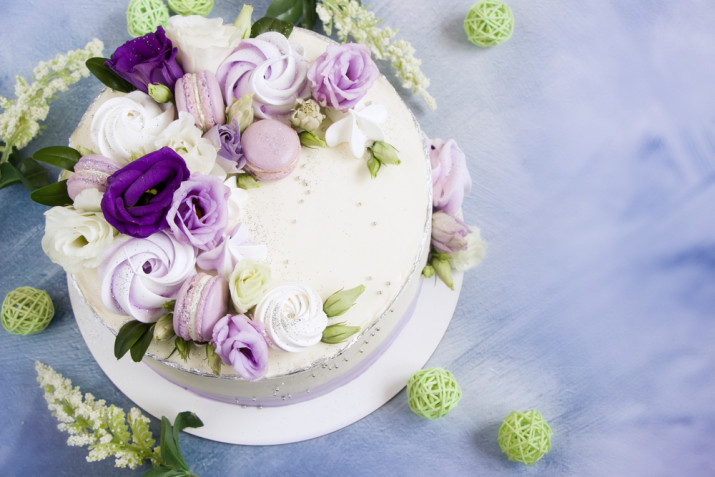 Torte decorate con rose fresche: 9 decorazioni che vorrai fare