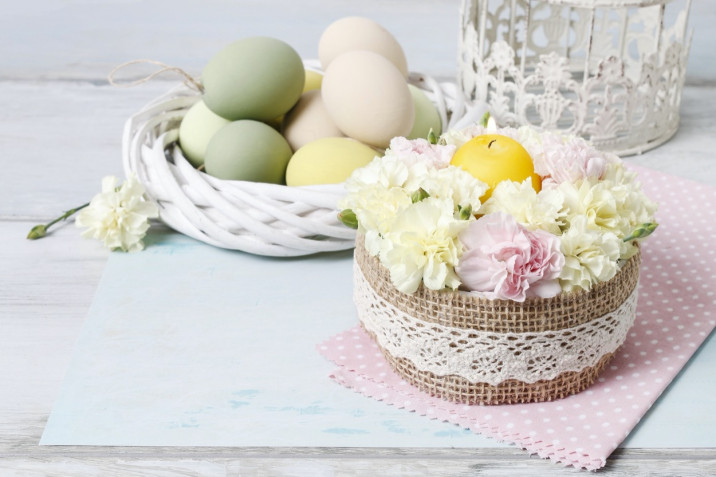 Centrotavola di Pasqua con fiori e ovetti: 7 idee fai da te