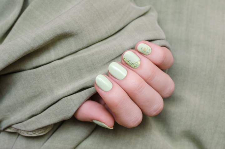 Nail art in colori neutri: 5 idee per una manicure naturale