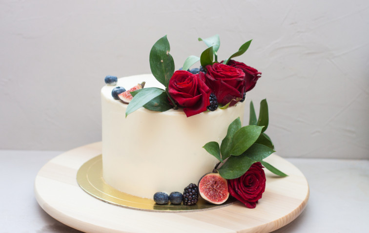 Torte decorate con rose rosse: 9 idee per le decorazioni