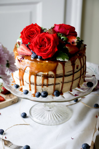 Torte decorate con rose rosse: 9 idee per le decorazioni