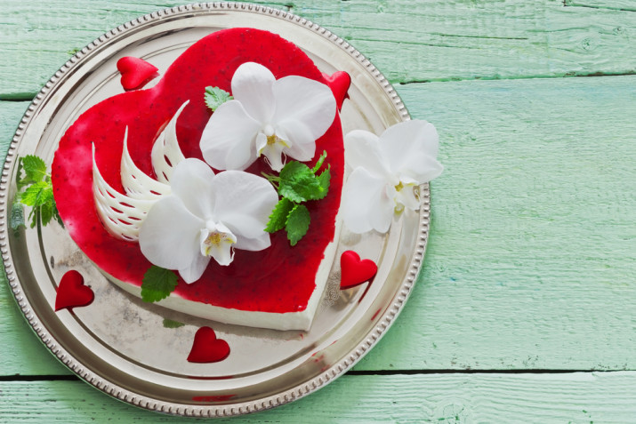 Torte a forma di cuore decorate con fiori freschi: 7 idee per le decorazioni