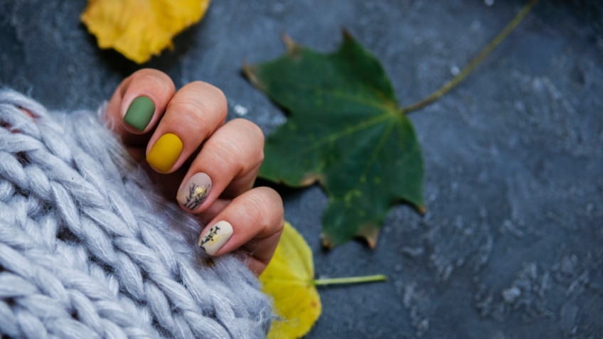 Trend nail art autunno 2021: le decorazioni chic da sfoggiare