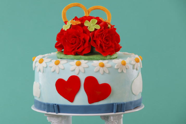 Torte decorate con rose rosse in pasta di zucchero: 7 foto