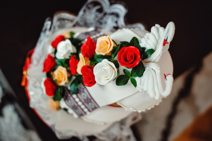 Torte decorate con rose rosse in pasta di zucchero: 7 foto
