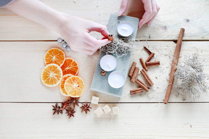 Decorazioni con arance essiccate e cannella: il tutorial facile