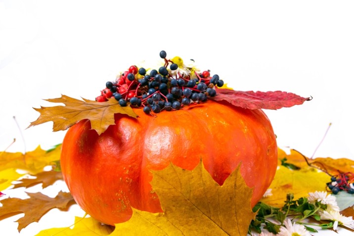 Decorare la tavola in autunno con le foglie secche: 7 idee da copiare