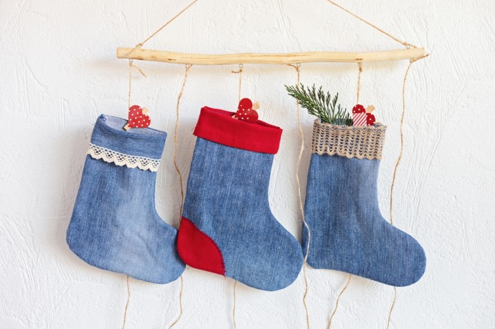 Decorazioni di Natale fai da te con il riciclo dei jeans: 7 idee a cui ispirarsi