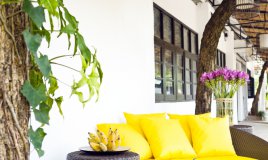 divano da esterni giallo