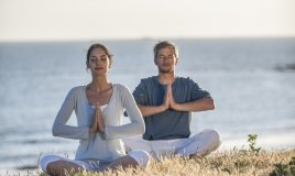 yoga, fa bene all’amore, intimità, sesso, intimità, yoga posizioni, corso
