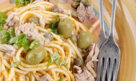 spaghetti pasta tonno olive capperi