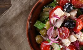 insalata greca olive pomodori peperoni cipolle yogurt feta aglio cetrioli