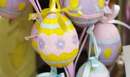 Uova di pasqua fai da te rivestite con carta vegetale idee per bambini