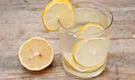 Bere acqua calda e limone al mattino fa bene?