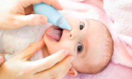 Come pulire il naso al neonato con la soluzione fisiologica