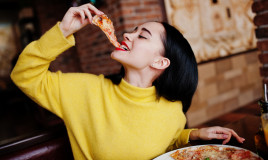 Donna mangia pizza