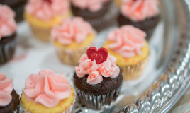 cupcake san valentino decorati panna, cupcake san valentino, cupcake panna