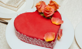 torte a forma di cuore decorate con fiori freschi, torte a forma di cuore